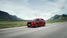 Mazda CX-60, gli aggiornamenti migliorano la dinamicità