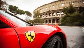 Effetto dazi, Ferrari alza i prezzi del 10%: la risposta a Trump