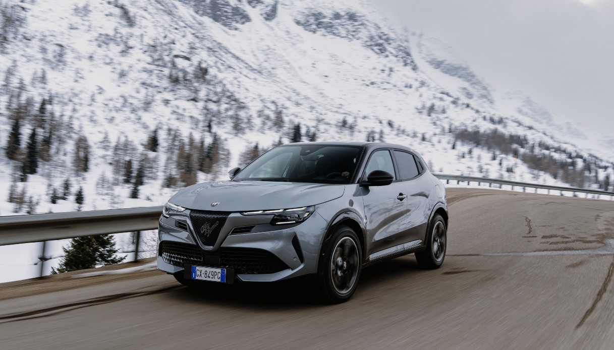 Alfa Romeo Junior, esordisce la tecnologia ibrida Q4