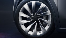 Ritira una Tesla nuova e si schianta dopo 300 km