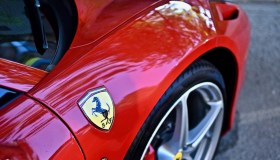 Prende una Ferrari a noleggio, chiede riscatto per consegnarla e sparisce: indagato