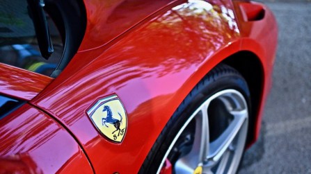 Prende una Ferrari a noleggio, chiede riscatto per consegnarla e sparisce: indagato