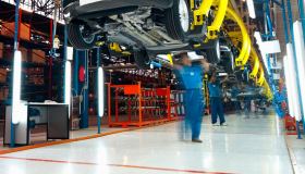 Settore automotive in crisi: per il colosso dei motori Magna scattano i licenziamenti