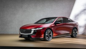 Mazda6e, la berlina elettrica si sdoppia: prezzi e allestimenti