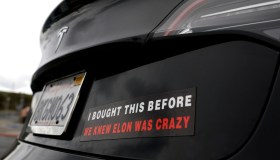 Il boom degli adesivi contro Elon Musk, salvano le Tesla dagli atti vandalici