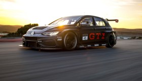Volkswagen Golf GTI compie 50 anni, edizione speciale al Nürburgring