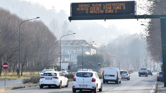 Blocco auto in Piemonte per diesel euro 5: rischio fermo per migliaia di auto
