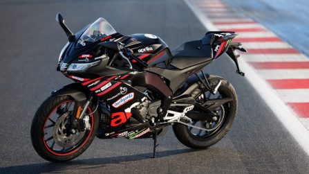 Nuova Aprilia RS 125 GP Replica, omaggio alla raffinata RS-GP25
