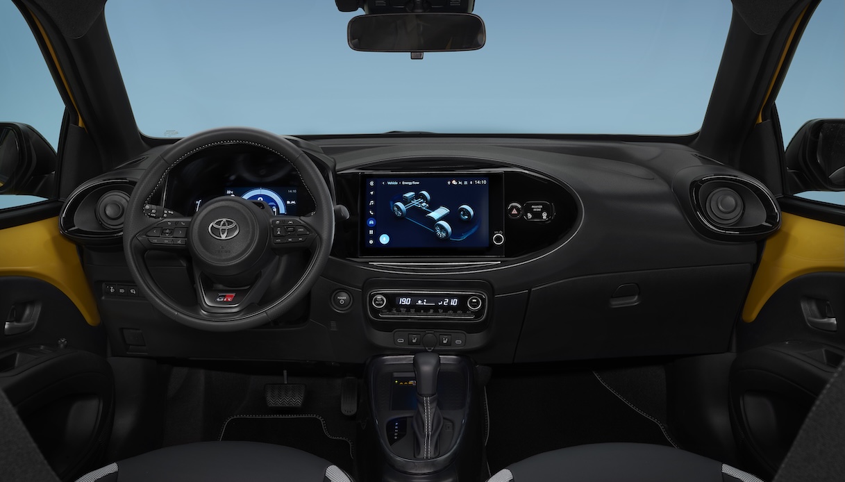 Cruscotto digitale e infotainment della Toyota Aygo X 2025