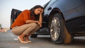 Gomma auto a terra: i migliori kit fai da te per ripararla