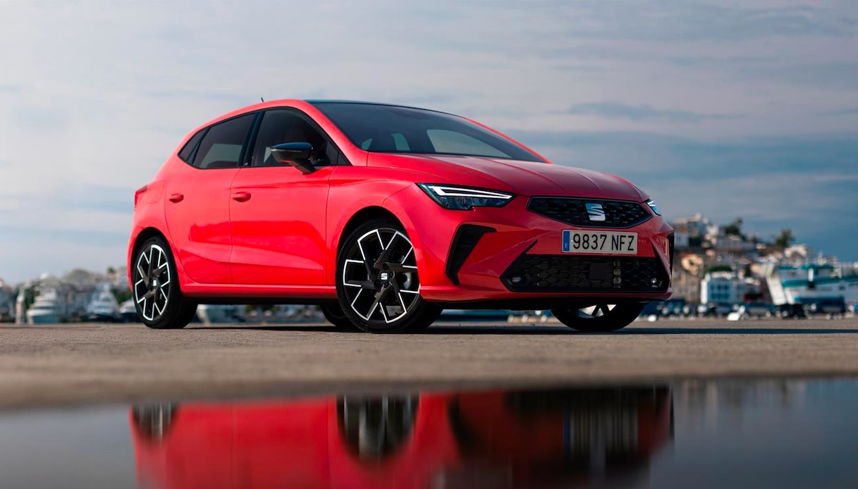 Seat presenta la nuova Ibiza 2026, con interni più curati e linee moderne